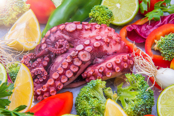 以蔬菜作为原料的新鲜章鱼图片