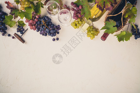 酒杯葡萄叶子和木瓶底复制空间平地图片