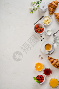 大陆早餐从上方的视野中捕捉到平铺面咖啡橙汁羊角面包果酱莓牛奶和鲜花灰石板作为背景布局有免费文本复制空间从上方捕捉到的大陆早餐图片