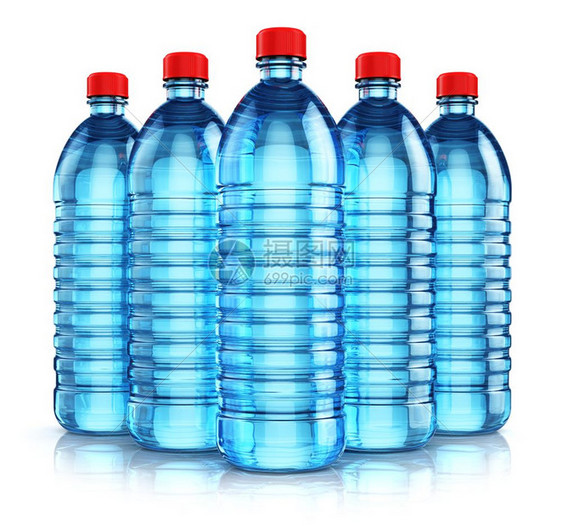 创意抽象的3D表示5个蓝色塑料瓶清晰净化的饮用碳水与白色背景隔开并产生反射效果图片