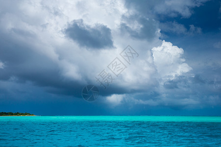 马尔代夫带蓝色环礁湖的热带海滩图片