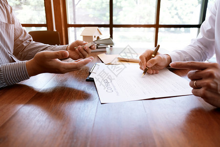 商业人员与房地产代理商签订交易合同顾问概念和家庭保险成功高清图片素材