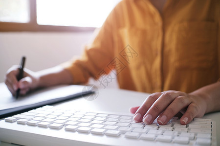 商业会计女从事算和笔记本电脑工作金融技术概念图片