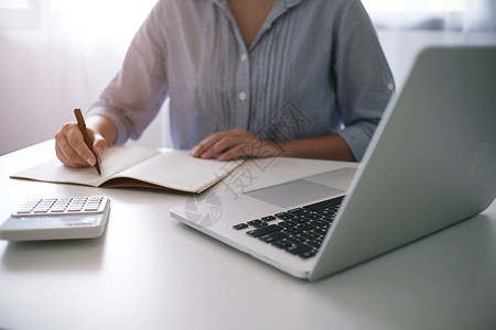商业会计女从事算和笔记本电脑工作金融技术概念图片