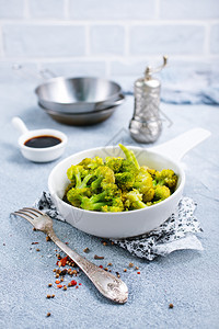 碗里煮熟的花椰菜饮食品股票照片图片
