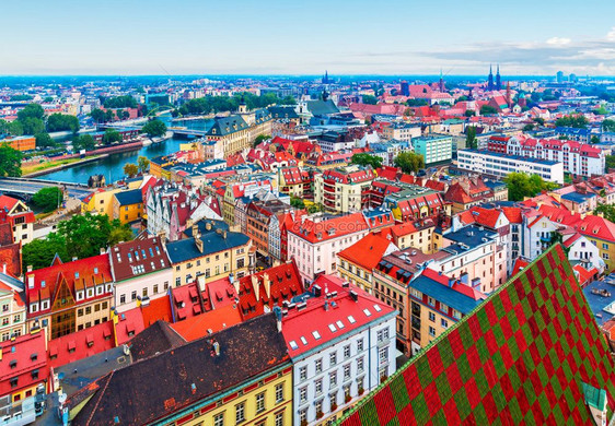 波兰沃罗茨瓦夫老城建筑的夏季风景航空全图片