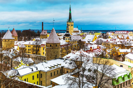 爱沙尼亚塔林老城建筑的冬季风景航空图图片