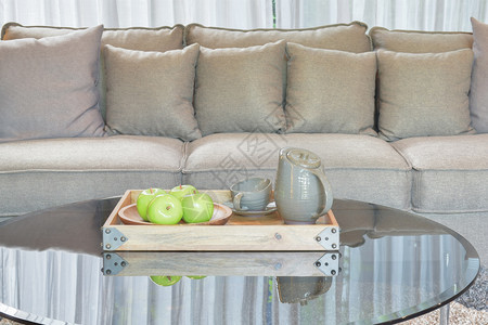 在客厅中桌的木盘绿色苹果和陶瓷茶杯图片
