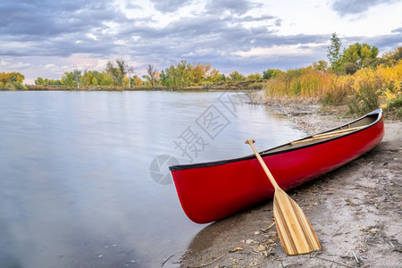 在湖岸上的红色独木舟图片