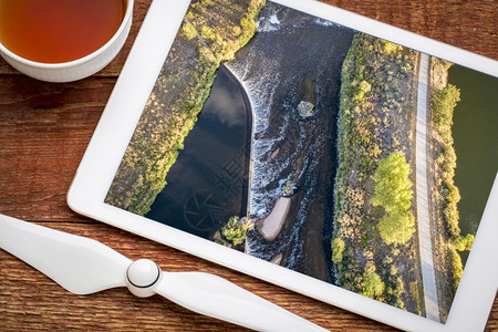 南普拉特河和科罗多北部一条自行车小道上的南普拉特河水分引大坝审查数字平板电脑上的空中图像图片