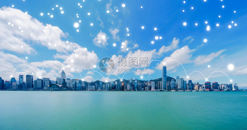 香港市中心与维多利亚港的数码网络连接线路金融区位于智能城市的技术概念中天桥和高楼建筑中午全景图片