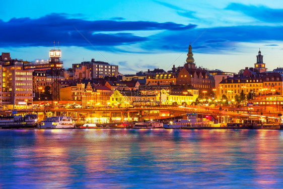 瑞典斯德哥尔摩旧城GamlaStan码头建筑的美丽夜晚风景全图片
