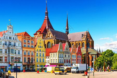 德国梅克伦堡地区Rostock的Markplatz老城市场广建筑夏季景象图片