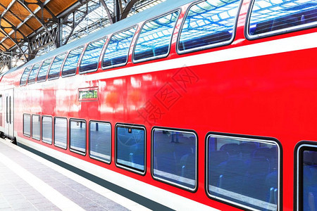 具有创意的抽象铁路旅行和运输工业概念车站平台上现代红色高速电动客车双层火图片
