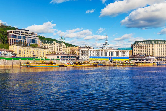 乌克兰基辅老城Dnieper河堤岸景色夏季象图片