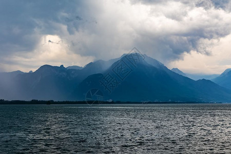在瑞士阿尔卑斯山穆塔尼的日内瓦湖上暴风雨图片