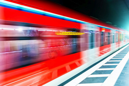 具有创意的抽象通勤城市商业旅行交通概念火车站平台地铁下列车高速运动效果模糊图片
