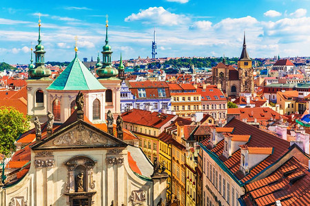 捷克布拉格旧城建筑的夏季风景航空全图片