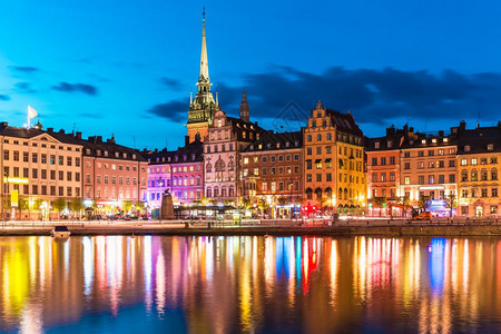 瑞典斯德哥尔摩老城GamlaStan建筑码头夏季夜全景图片