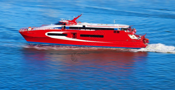 快艇驶过图片