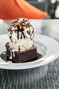 巧克力布朗尼加冰淇淋和软糖图片