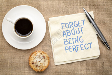 忘记完美忠告或提醒在餐巾纸上加咖啡和饼干的鼓舞人心笔迹图片