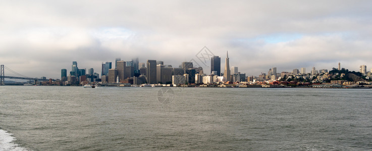 从旧金山加利福尼亚市中心天线一带长滨海域的湾图片