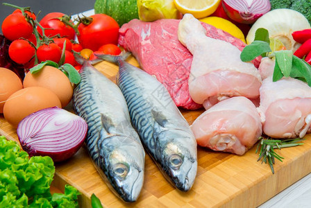 地中海食用鱼肉和蔬菜的图片