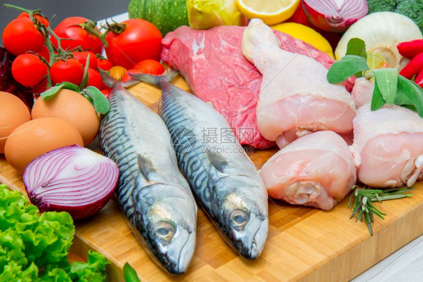地中海食用鱼肉和蔬菜的图片