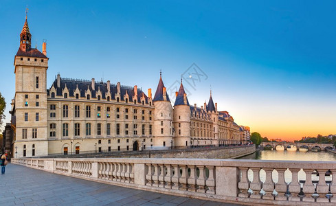 法国巴黎Seine和Conciergerie日出时的美丽全景法国巴黎Seine和Conciergerie图片