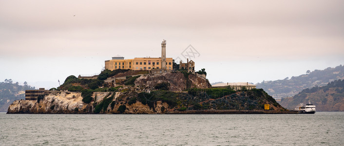 旧金山湾内著名的孤立监狱岛屿旧金山游船停靠高清图片