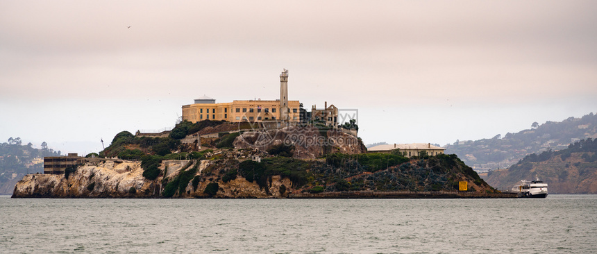 旧金山湾内著名的孤立监狱岛屿旧金山游船停靠图片