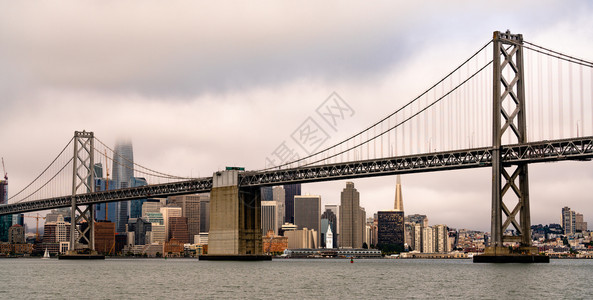 这座城市被雾笼罩湾桥架建了旧金山的海滨和天线图片