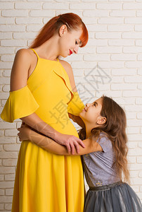 小女孩轻地按压拥抱着妈穿漂亮的裙子母亲与女儿同在图片