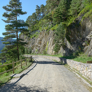 安道尔山上的洛基路图片