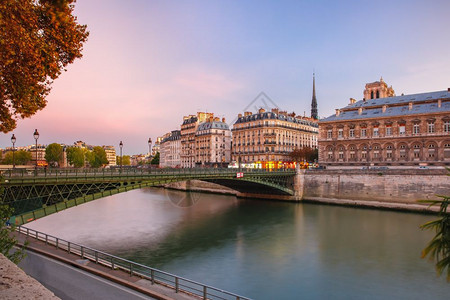 法国巴黎日落时的ArcoleArcole法国巴黎的IledelaCiteandPontd法国巴黎的IleCite的夜幕法国巴黎图片