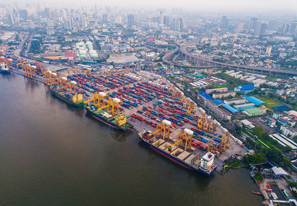 集装箱货轮在城市进出口业务和物流国际货进出口业务中的空最高视野由起重机将货物运往港口图片