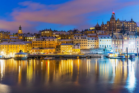 瑞典斯德哥尔摩旧城美丽的夜景背景图片