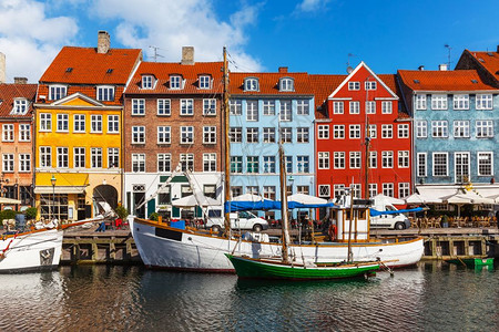 丹麦科佩纳根Nyhavn彩色建筑物夏季风景图片