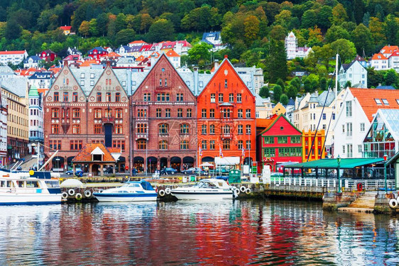 挪威卑尔根Bryggen旧城码头建筑的夏季风景全图片
