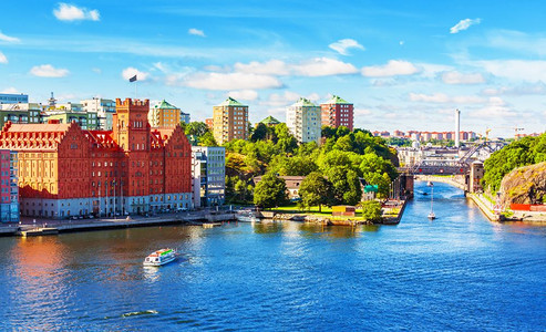 瑞典斯德哥尔摩旧城码头建筑的夏季风景全图片