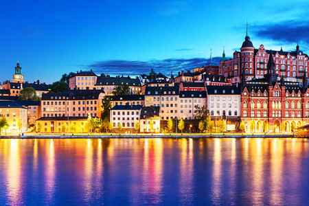 瑞典斯德哥尔摩Sodermalm区旧城码头建筑的景色夜图片