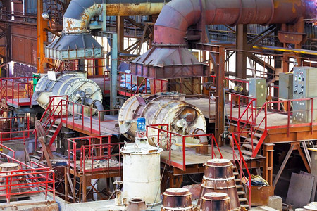 冶金厂铸造机库中的重设备图片