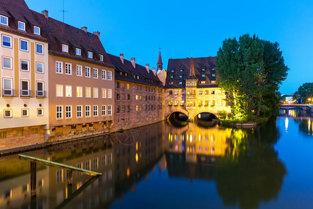 德国纽伦堡旧城建筑的夏夜风景优美城市图片