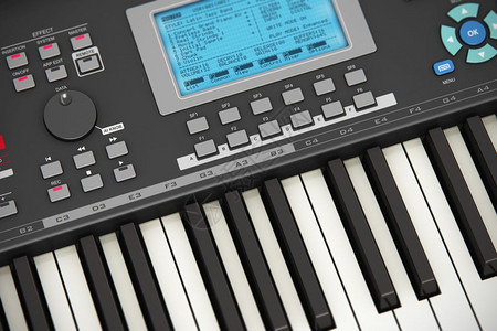 创意抽象电子音乐仪器和艺术创作概念黑色专业数字音乐钢琴合成器的宏观视图带有液晶显示屏幕按钮和其他有选择焦点效果的控制器图片