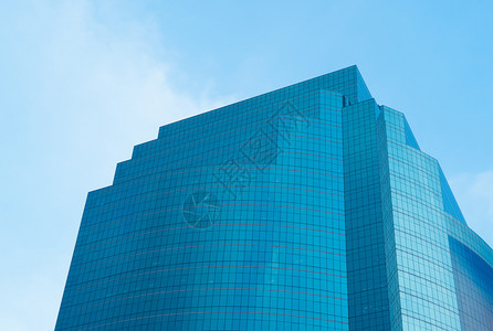使用蓝色天空的现代办公摩天大楼的窗户智能技术概念的建筑图片