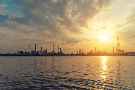 BangchakPetroleumR在工业程概念中日出时用来炼油厂水反射石油和天然气工业泰国曼谷城市图片