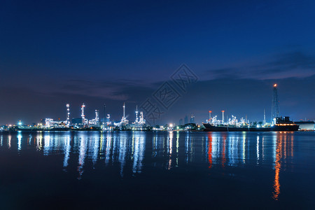 BangchakPetroleumR夜间炼油厂工业程概念水反射石油和天然气工业泰国曼谷城市图片