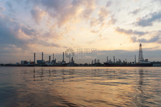 BangchakPetroleumand日出时在工业程概念中将炼油厂纳入工业程概念水反射石油和天然气工业泰国曼谷城市图片