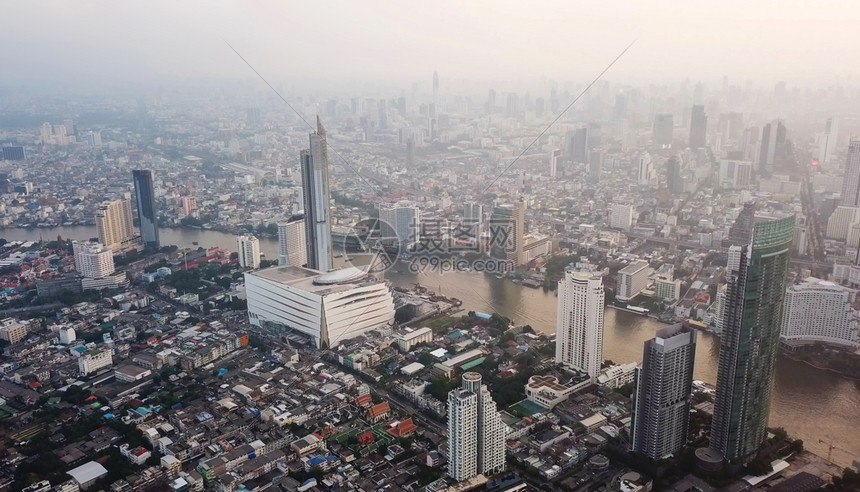 ChaoPhrayaRiver和TaksinBridge在金融区和摩天大楼的曲线空中观察城市曼谷泰国日落时区图片